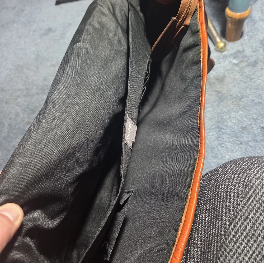 Classic Brown Leather Messenger Bag - Unbranded